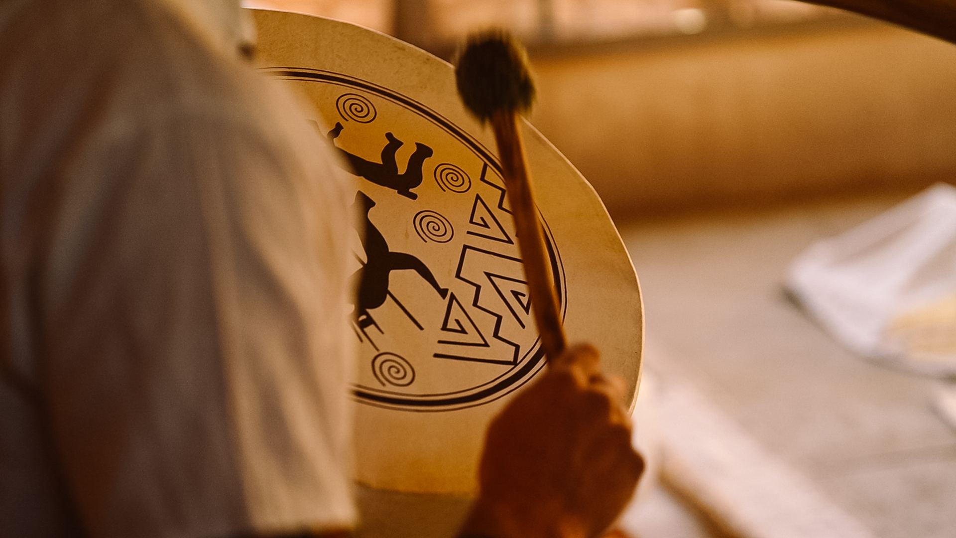 Tambor ceremonial con símbolos ancestrales